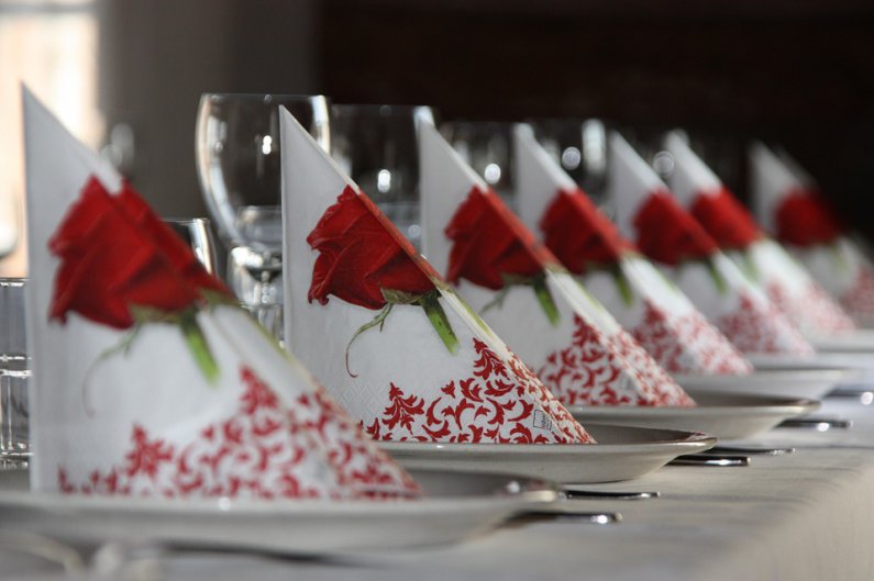 Jak udekorować stoły weselne? Kilka praktycznych wskazówek